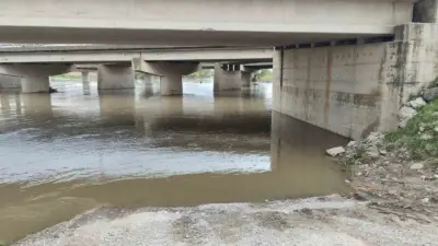 Bursa’nın Karacabey ilçesinde yolu kısaltmak için köprü altından aracıyla geçmek