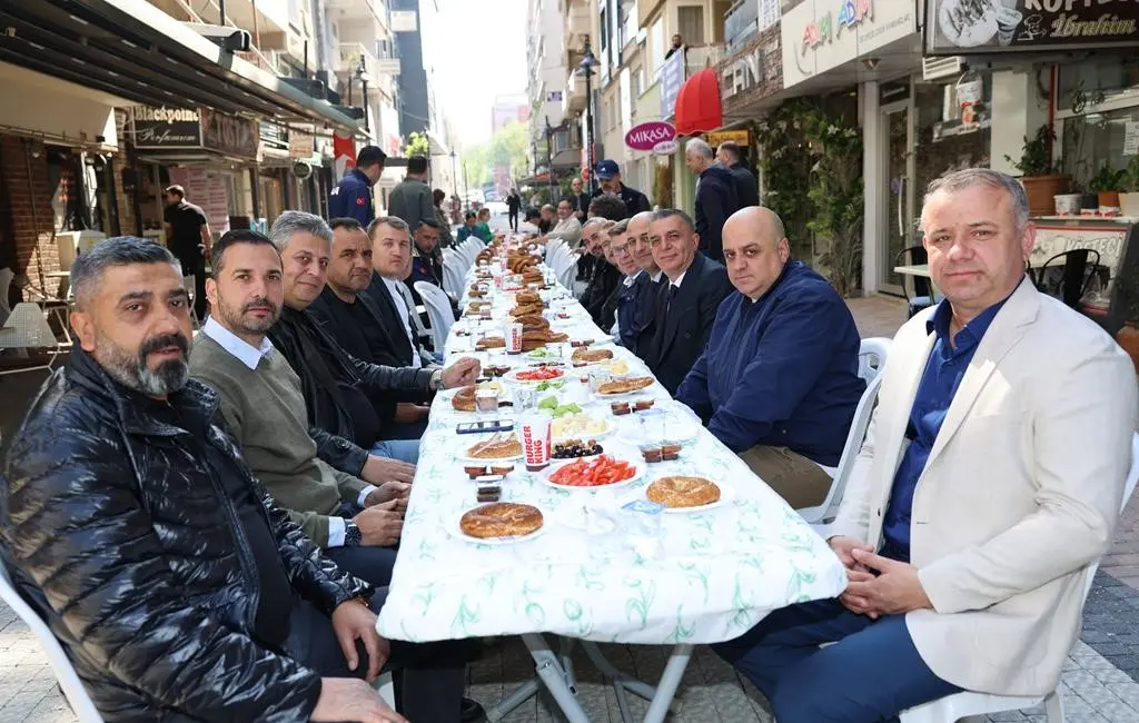 Şehzadeler Belediyesi’nin Çimentepe Caddesi’ndeki Sevgi Yolu’nda yaptığı yenileme çalışmaları esnafın