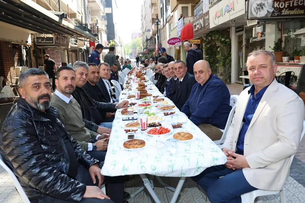 Şehzadeler Belediyesi’nin Çimentepe Caddesi’ndeki Sevgi Yolu’nda yaptığı yenileme çalışmaları esnafın