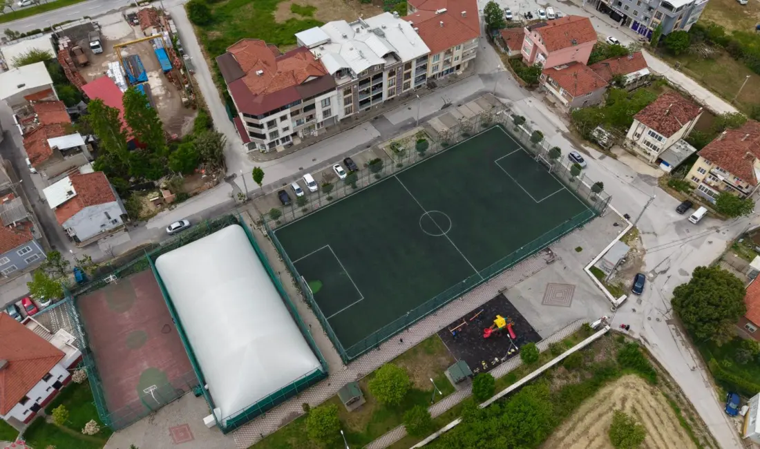 Gemlik Belediyesi, ilçedeki spor alanlarının daha güvenli ve kullanışlı hale