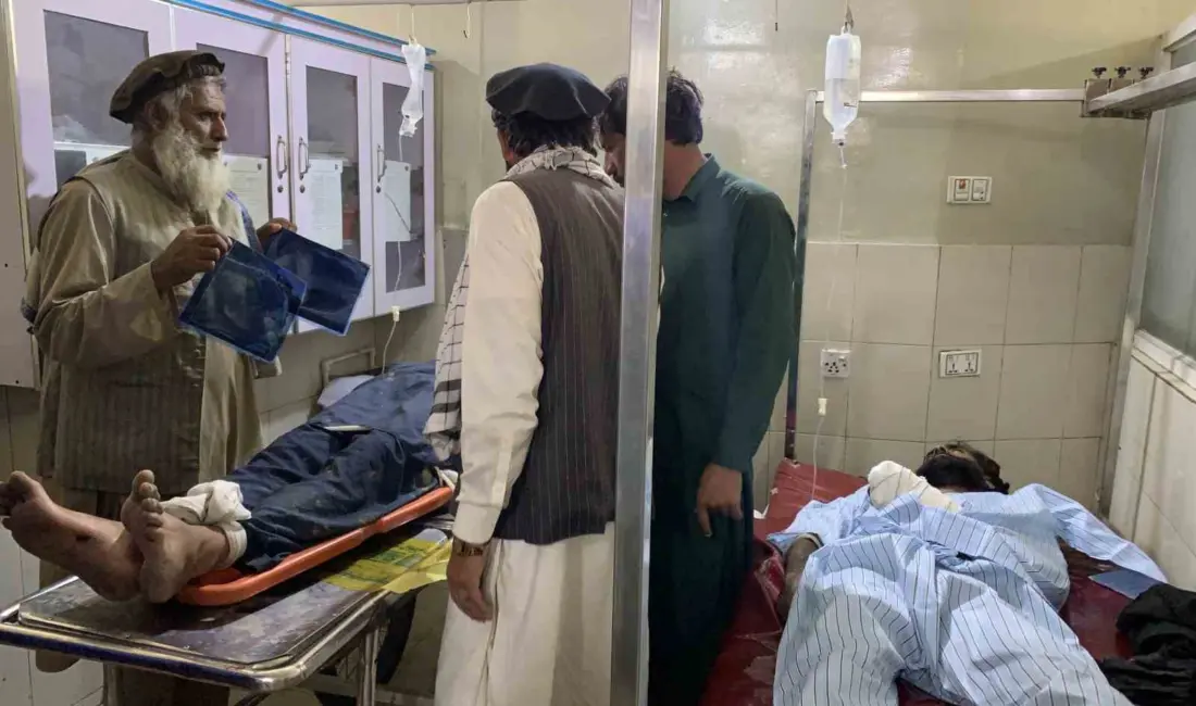 Afganistan’da Pakistan’dan dönen mültecileri taşıyan bir kamyonun devrilmesi sonucu 22