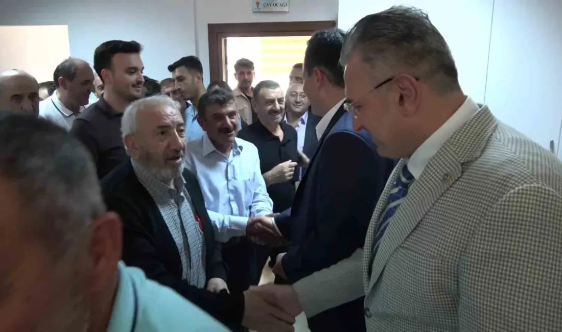 Amasya’da AK Parti’nin düzenlediği bayramlaşma programında partili bir vatandaş, milletvekillerine