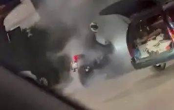 Bursa’da bir akaryakıt istasyonunda lastik yakan motosiklet sürücüsü amatör kamera