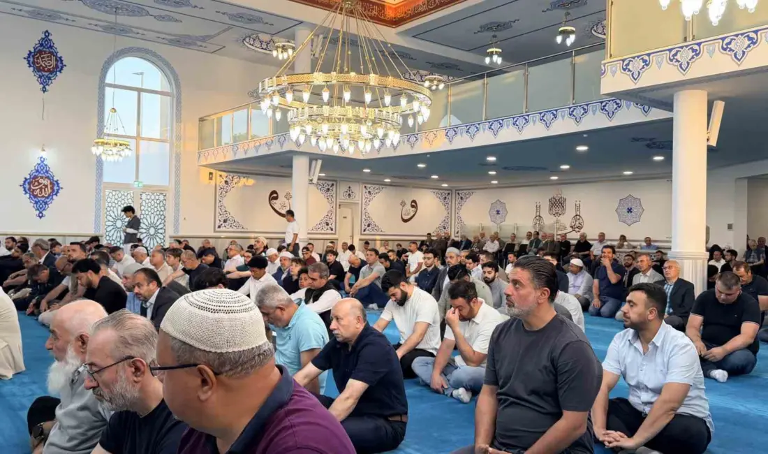 Almanya’nın Brühl kentinde yaşayan Müslümanlar, Kurban Bayramı namazı için sabahın