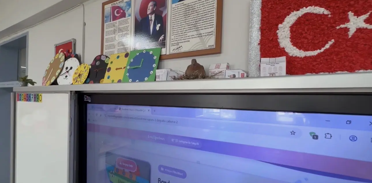 Bursa’nın Mustafakemalpaşa ilçesinde bir ilkokul sınıfında yaşanan sıra dışı olay,