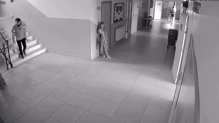 İnegöl’de bir okulda bozulan asansör, bir öğretmenin fedakarlığı ve öğrencilerin