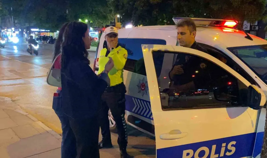 Bursa’nın İnegöl ilçesinde genç kızın örnek davranışı takdir topladı. Bankamatikte