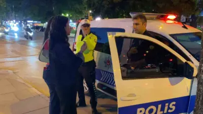 Bursa’nın İnegöl ilçesinde genç kızın örnek davranışı takdir topladı. Bankamatikte