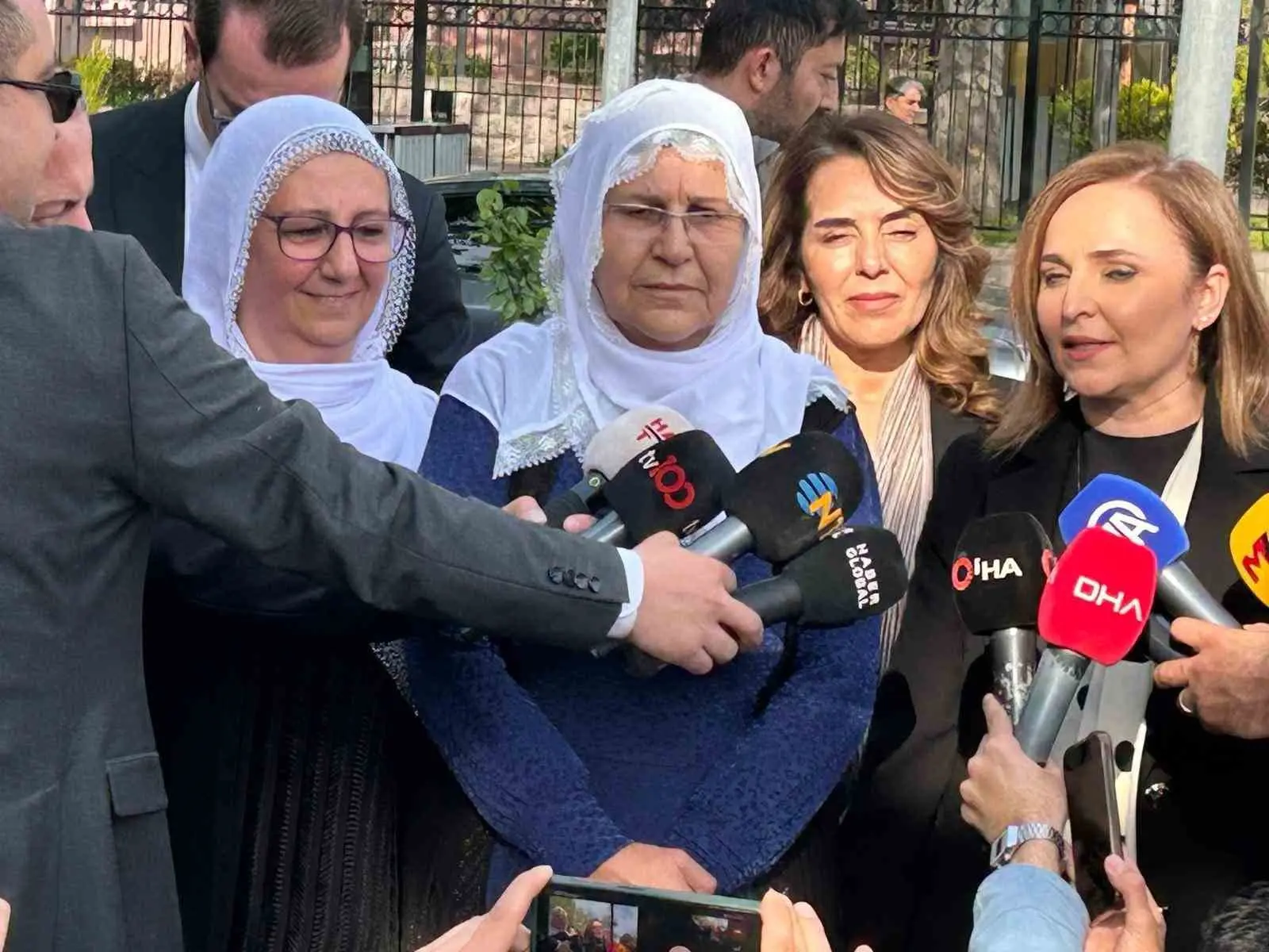 ’Barış Anneleri’ ve DEM Partili milletvekillerinden oluşan heyet, Adalet Bakanlığına