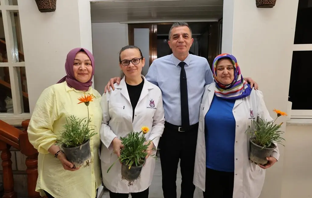 Şehzadeler Belediye Başkanı Hakan Şimşek, Anneler Günü dolayısıyla belediye personelini