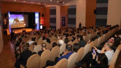 Öğrencilerin konuştuğu, ebeveyn ve eğitimcilerin dinlediği tersine mentörlük zirvesi büyük