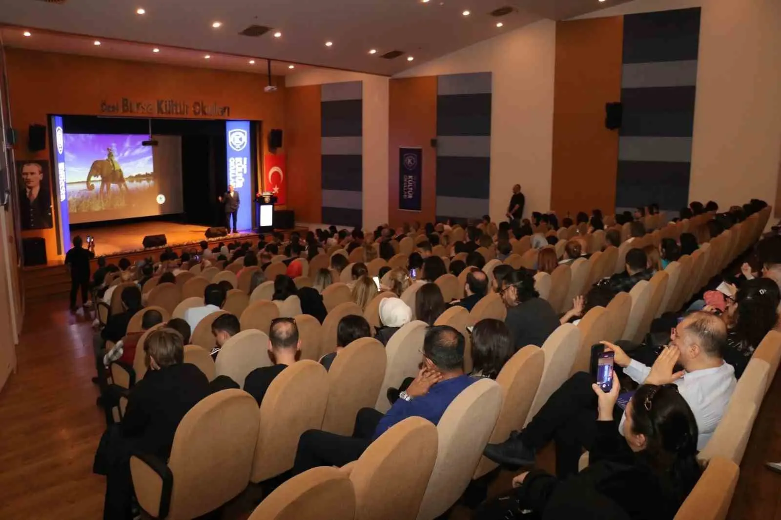 Öğrencilerin konuştuğu, ebeveyn ve eğitimcilerin dinlediği tersine mentörlük zirvesi büyük