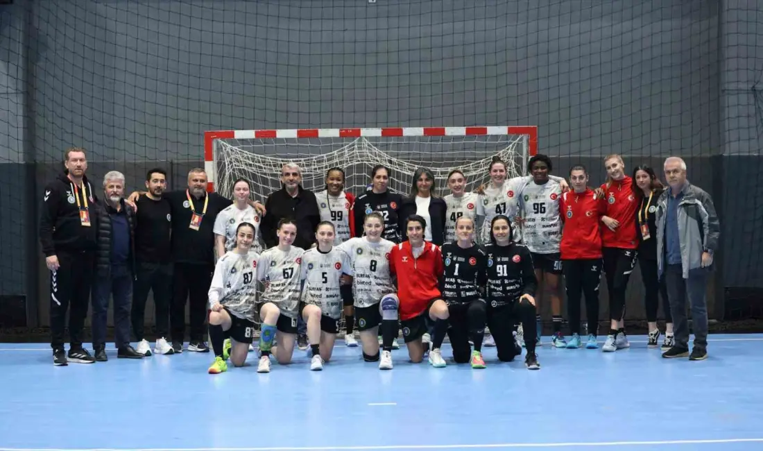 Kadınlar Hentbol Süper Ligi’nde zirvede yer alan Bursa Büyükşehir Belediyespor,