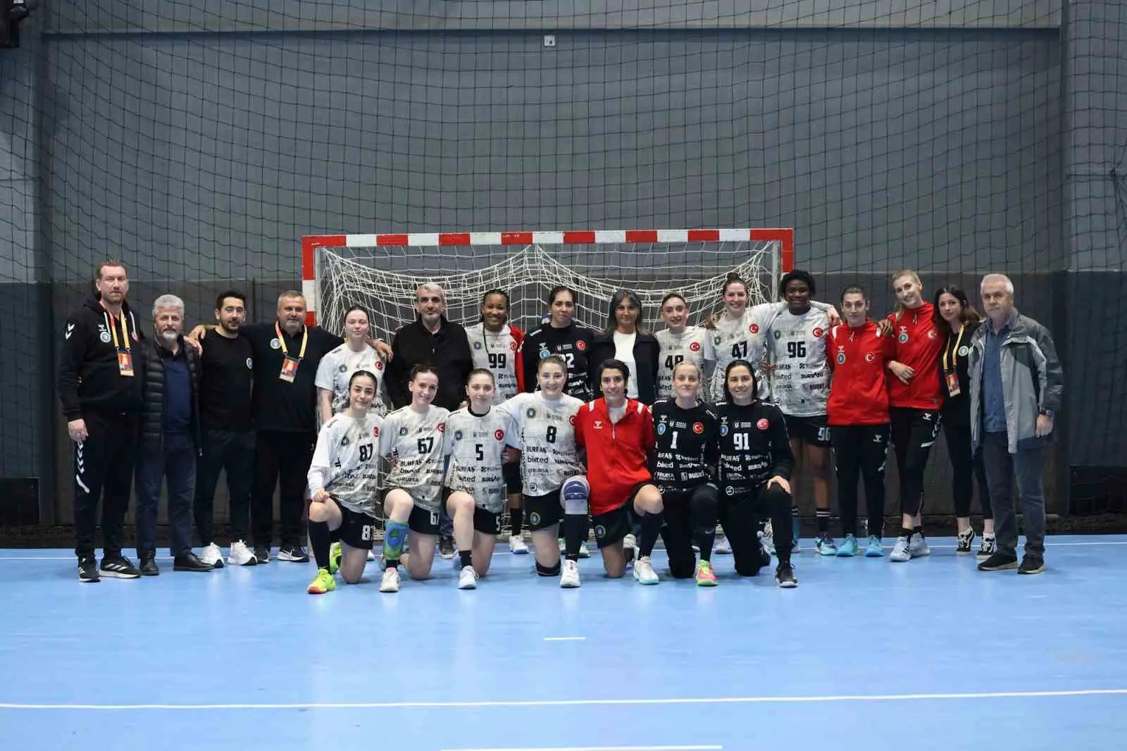 Kadınlar Hentbol Süper Ligi’nde zirvede yer alan Bursa Büyükşehir Belediyespor,