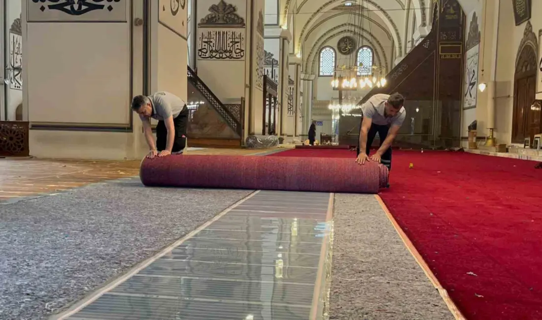 Bursa’nın simge yapılarından tarihi Ulu Cami’de halı yenileme çalışmaları başladı.
