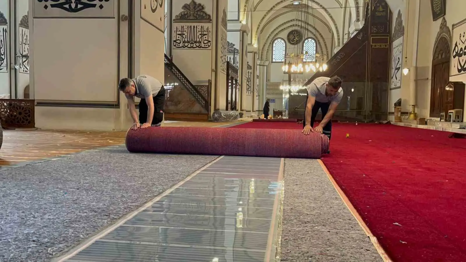Bursa’nın simge yapılarından tarihi Ulu Cami’de halı yenileme çalışmaları başladı.