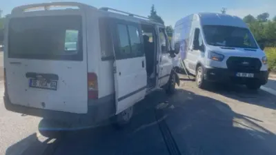 Bursa’nın İnegöl ilçesinde meydana gelen kazada 2 minibüs çarpıştı: 4