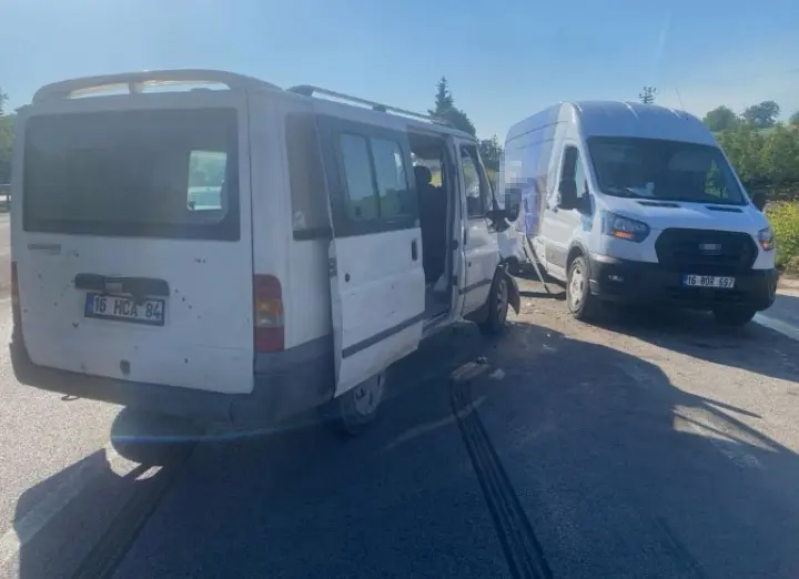 Bursa’nın İnegöl ilçesinde meydana gelen kazada 2 minibüs çarpıştı: 4