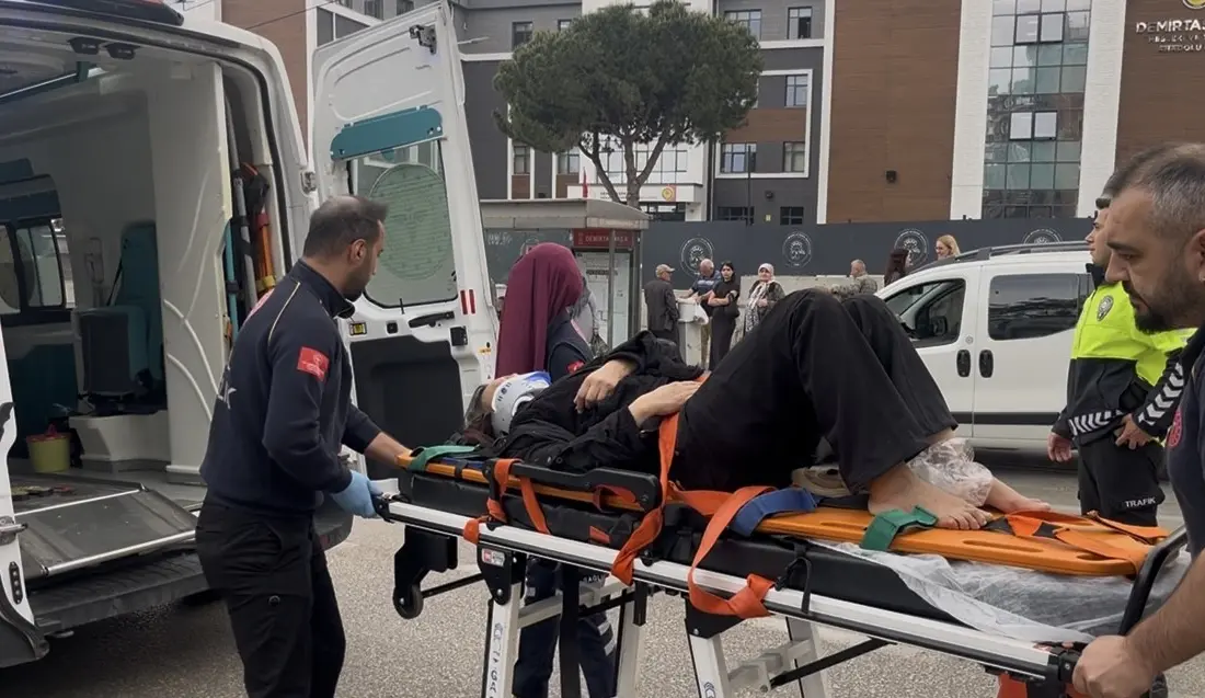 Bursa’da alt geçit yerine yoldan karşıya geçmeye çalışan yaya, otomobilin