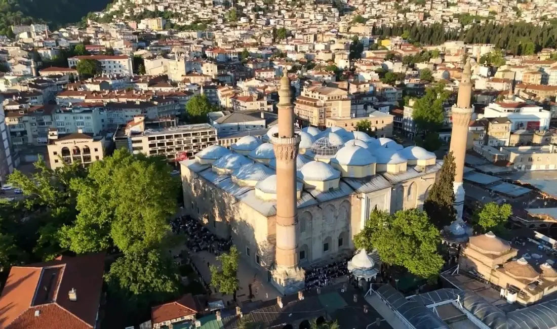 Bursa’da Kurban Bayramı sabahı vatandaşlar, bayram namazını kılmak için tarihi