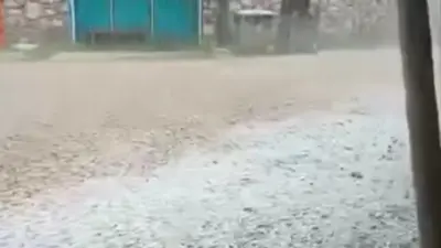 Bursa’nın Keles ilçesinde etkili olan dolu yağışı vatandaşlara zor anlar