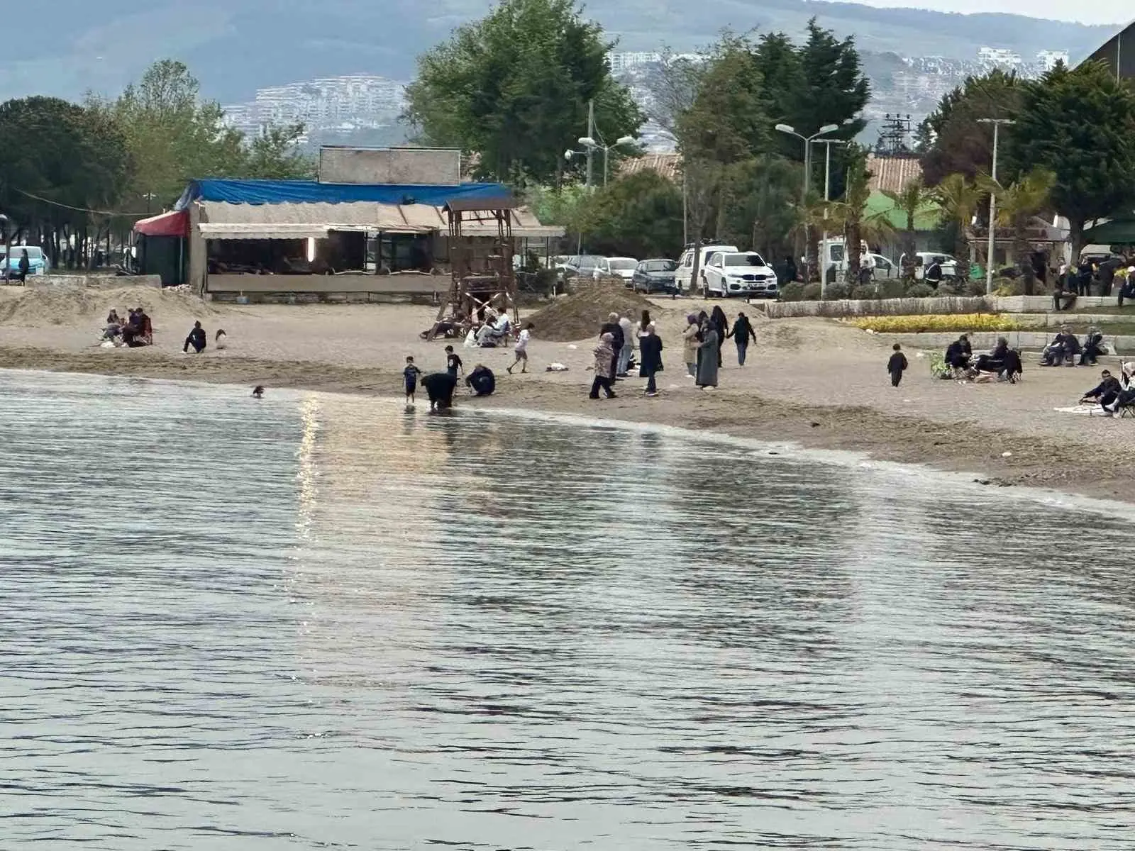 Bursa’nın Mudanya ve Gemlik ilçelerinde hava sıcaklıklarının yükselmesiyle birlikte gençler