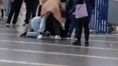 Bursa’da şemsiye satarak geçimini sağlayan engelli bir vatandaş, kimliği henüz