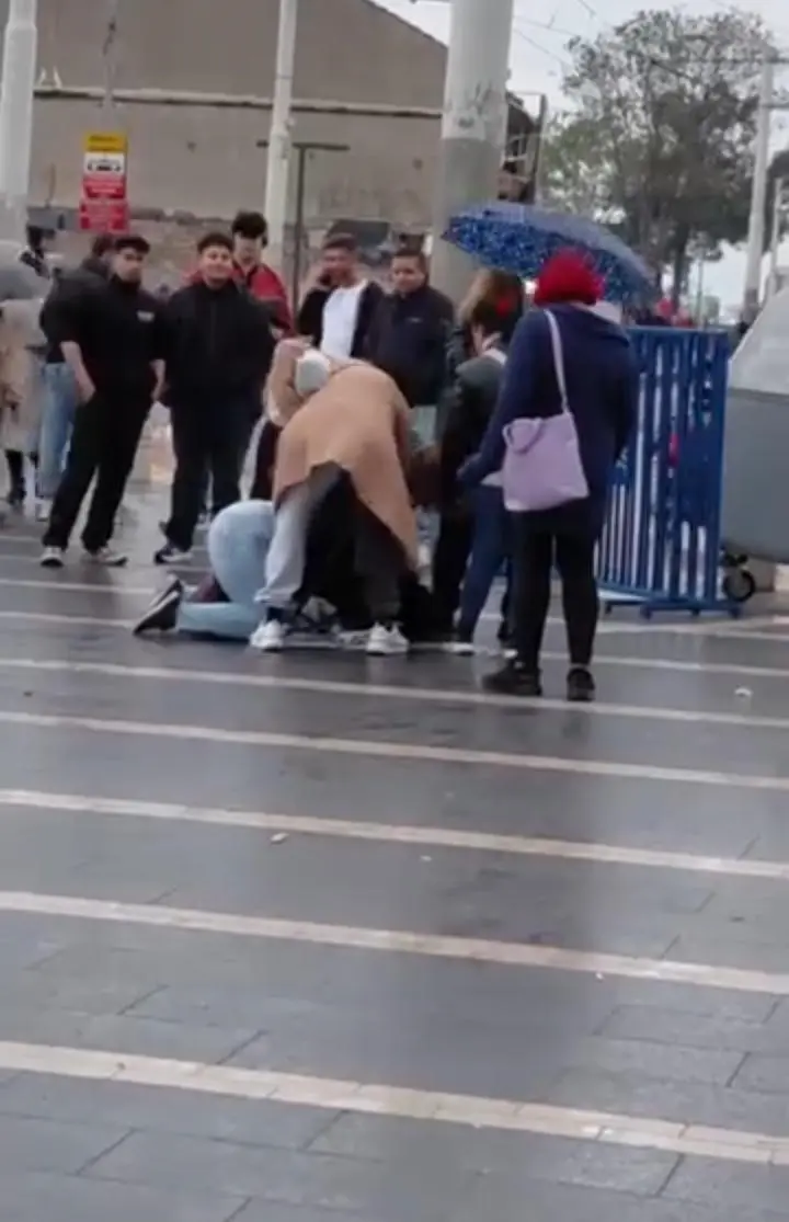 Bursa’da şemsiye satarak geçimini sağlayan engelli bir vatandaş, kimliği henüz