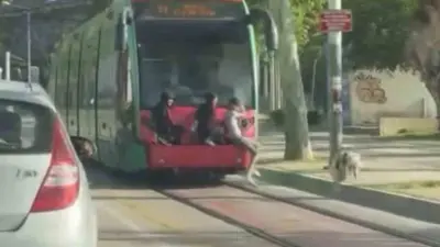 Bursa’da gençlerin tramvayın arkasına tutunarak yaptığı tehlikeli yolculuk kameralara yansıdı.