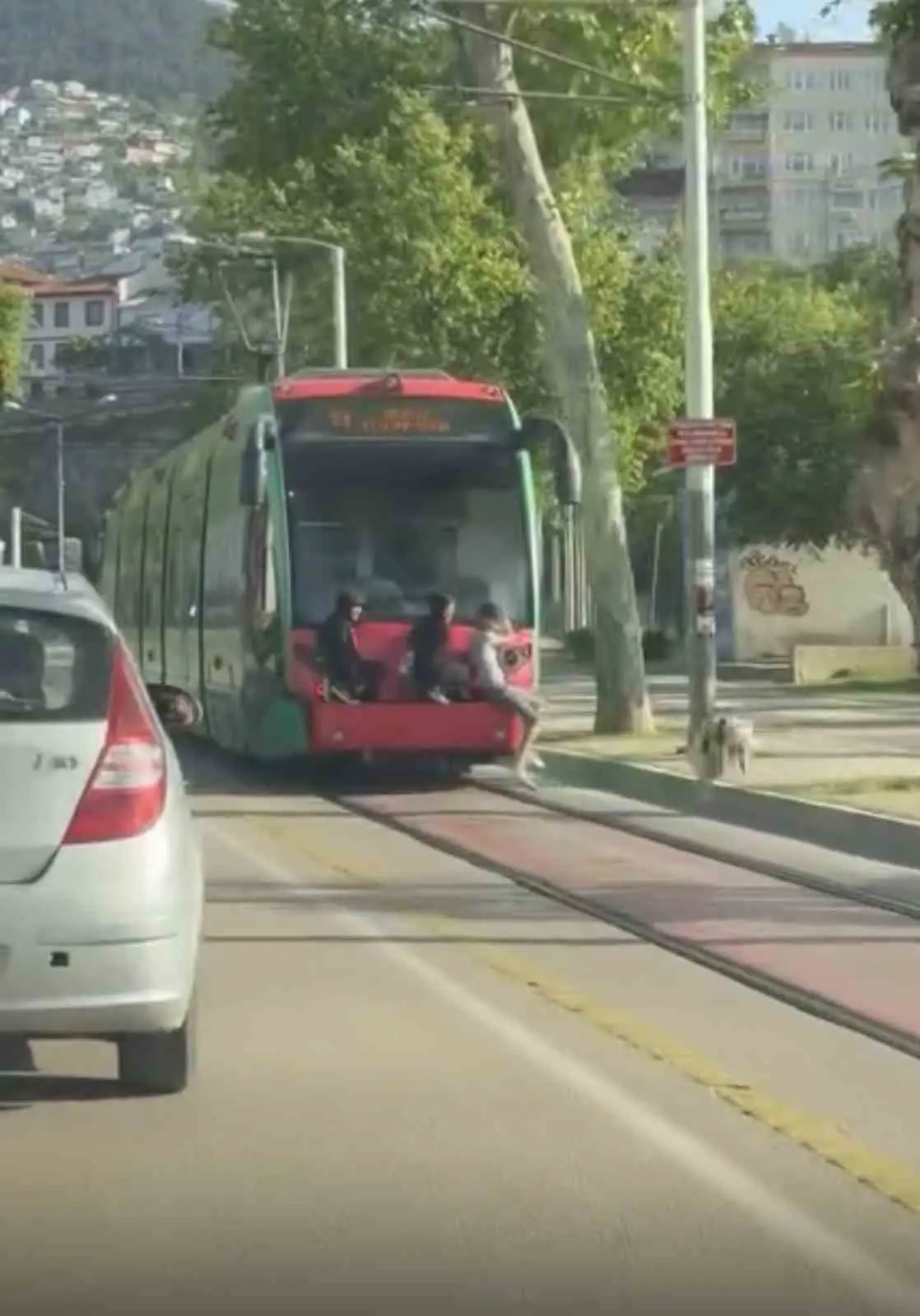 Bursa’da gençlerin tramvayın arkasına tutunarak yaptığı tehlikeli yolculuk kameralara yansıdı.