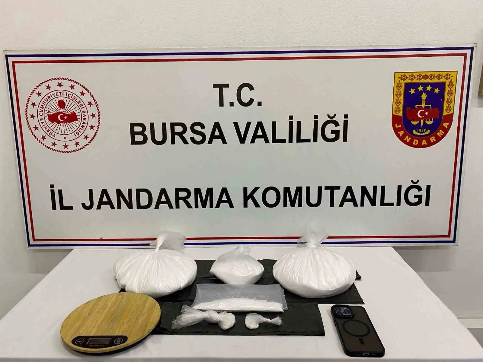 Bursa İl Jandarma Komutanlığı ekiplerince Yıldırım ilçesinde düzenlenen uyuşturucu operasyonunda