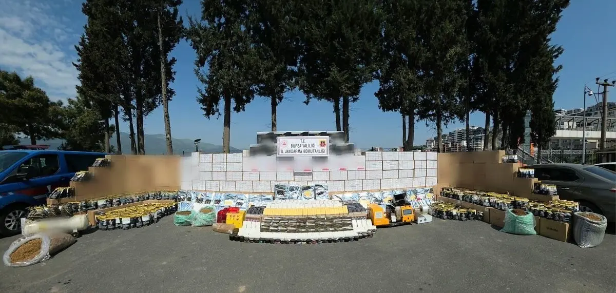 Bursa’da jandarma ekiplerinin düzenlediği operasyonda milyonlarca bandrolsüz makaron ve tonlarca