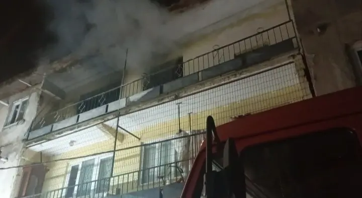 Bursa’da 3 katlı binada çıkan yangın mahalle sakinlerinde paniğe yol