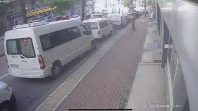 Bursa’da direksiyon hakimiyetini kaybeden sürücünün park halindeki 6 araca çarpmasıyla