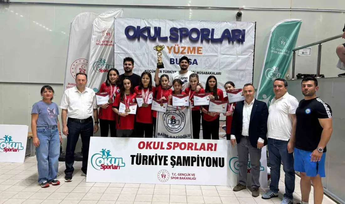 Bursa Baise Gazioğlu Bosut Ortaokulu öğrencileri Küçük Kızlar Yüzme Şampiyonasında