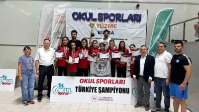 Bursa Baise Gazioğlu Bosut Ortaokulu öğrencileri Küçük Kızlar Yüzme Şampiyonasında