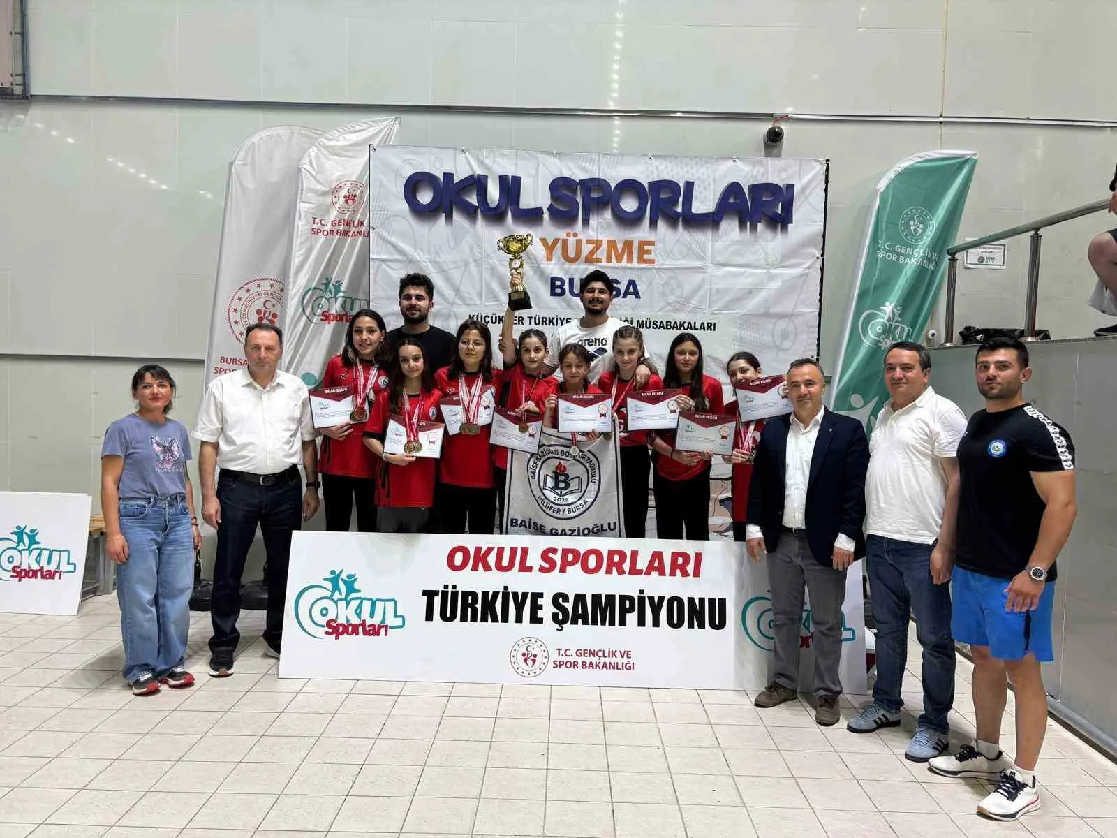Bursa Baise Gazioğlu Bosut Ortaokulu öğrencileri Küçük Kızlar Yüzme Şampiyonasında
