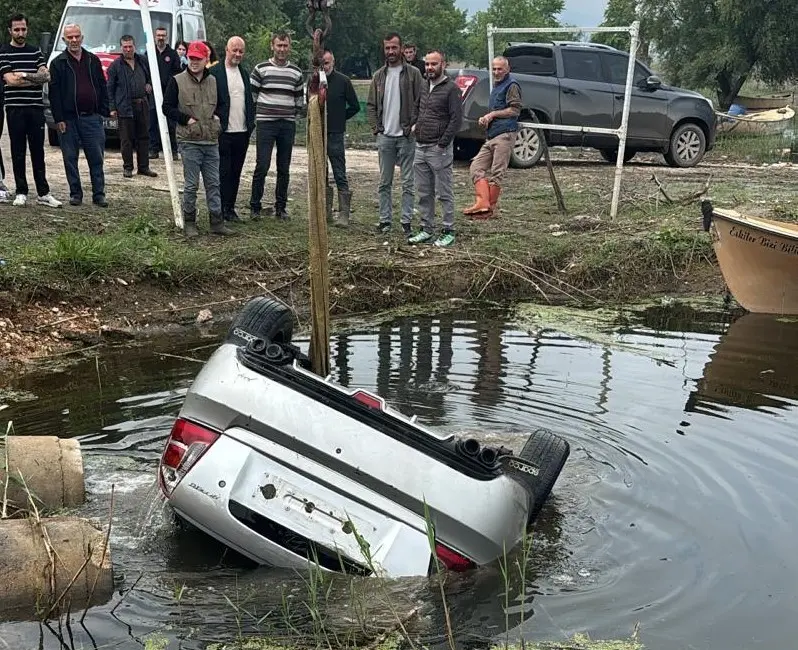 Bursa’da kontrolden çıkan otomobil Ulubat Gölü’ne uçtu. AFAD ekiplerinin gölden