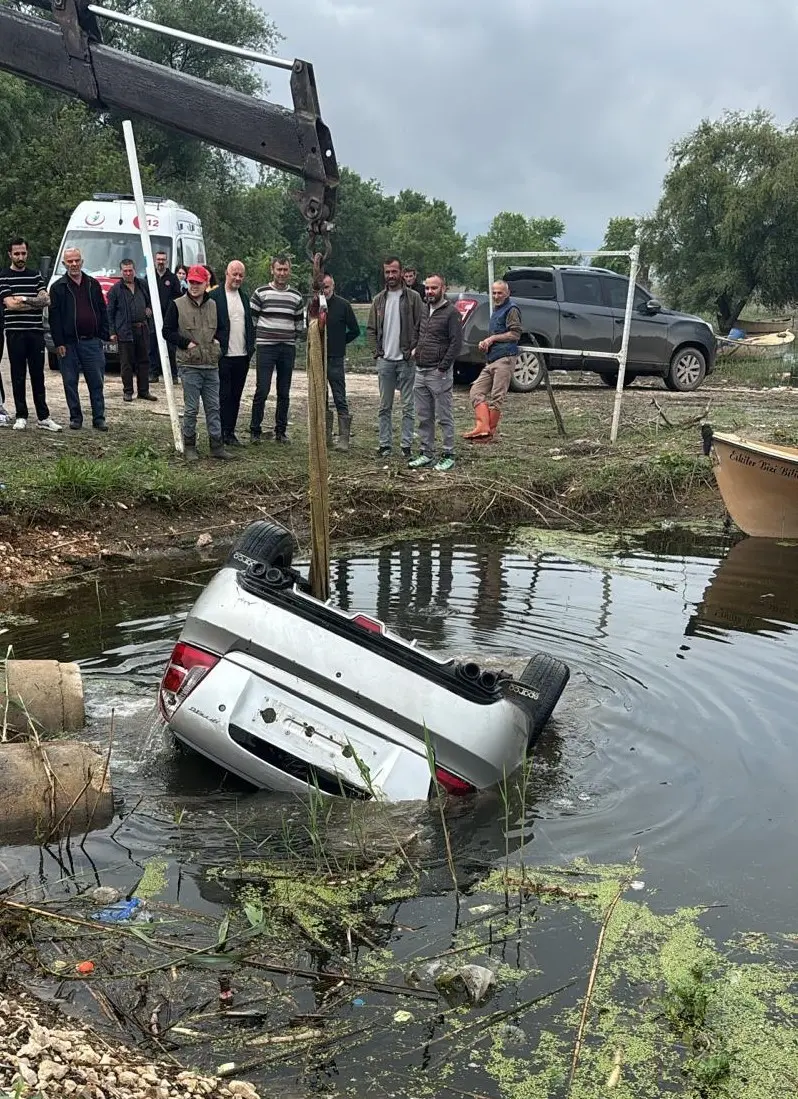 Bursa’da kontrolden çıkan otomobil Ulubat Gölü’ne uçtu. AFAD ekiplerinin gölden