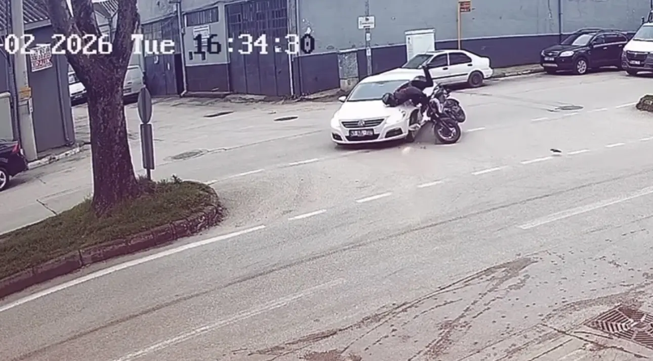 Bursa’da otomobil ile motosikletin çarpıştığı kazada motosiklet sürücüsü yaralanırken kaza