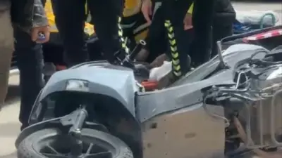 Bursa’nın Karacabey ilçesinde otomobilin çarptığı motosikletli kurye yaralandı, vücudunda kırık