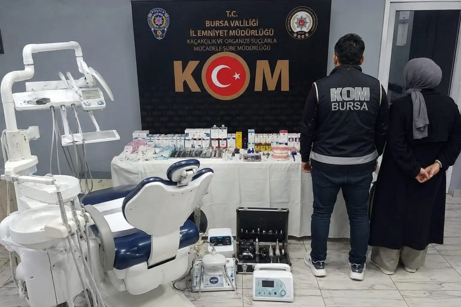Bursa’nın İnegöl ilçesinde KOM polis ekiplerince sahte diş muayenesine düzenlenen