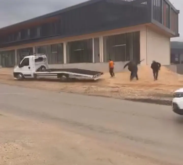 Bursa’da çekici sürücüsü ile esnaf arasında çıkan tartışma kısa sürede