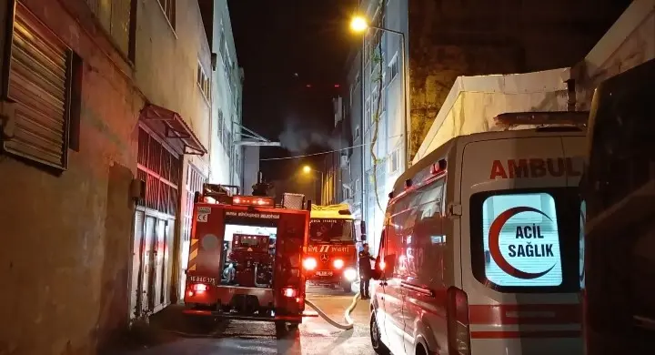 Bursa’nın Osmangazi ilçesinde bulunan bir tekstil atölyesinde çıkan yangın, itfaiye