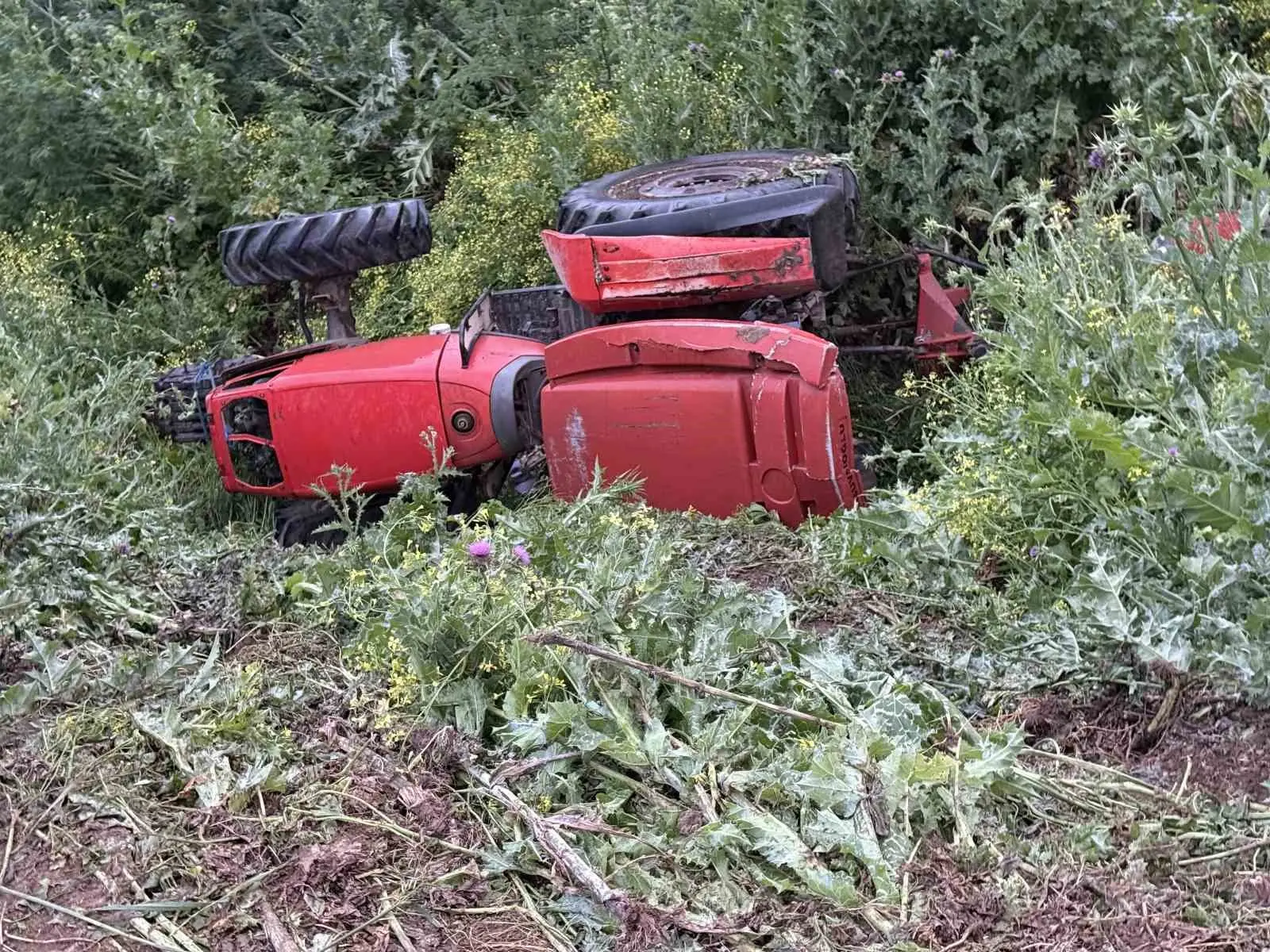 Bursa’da traktörün şarampole devrilmesi sonucu meydana gelen kazada sürücü hayatını