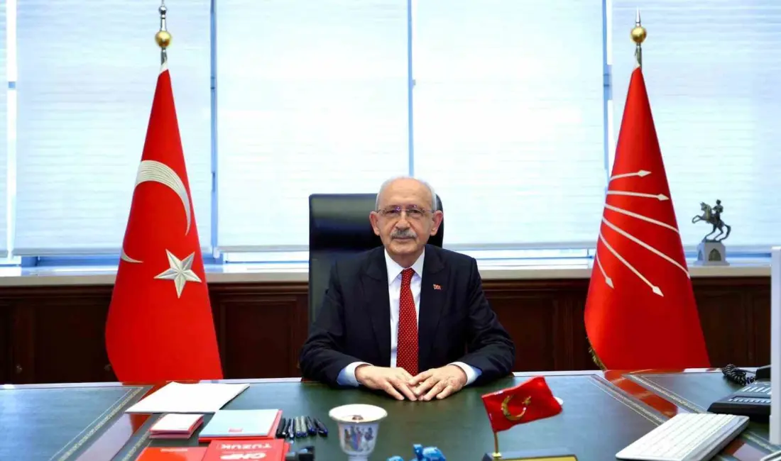 CHP Genel Başkanı Kemal Kılıçdaroğlu, genel başkanlık makamında çalışmalara başladı.