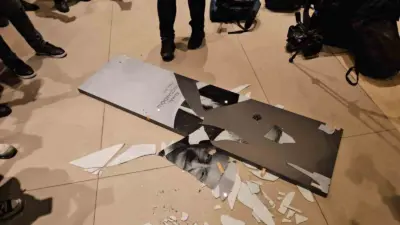 Cumhuriyet Halk Partisi (CHP) İstanbul il binası önünde toplanan kalabalık,