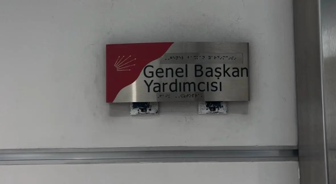 Cumhuriyet Halk Partisi’nde dün yaşanan tahliye sonrasında binada oluşan arbedenin