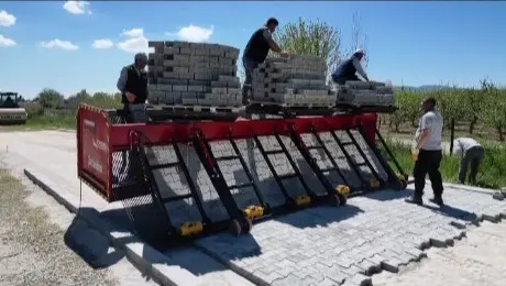 Çivril Belediyesi’nin envanterine katılan modern parke taşı serme makinesiyle yol
