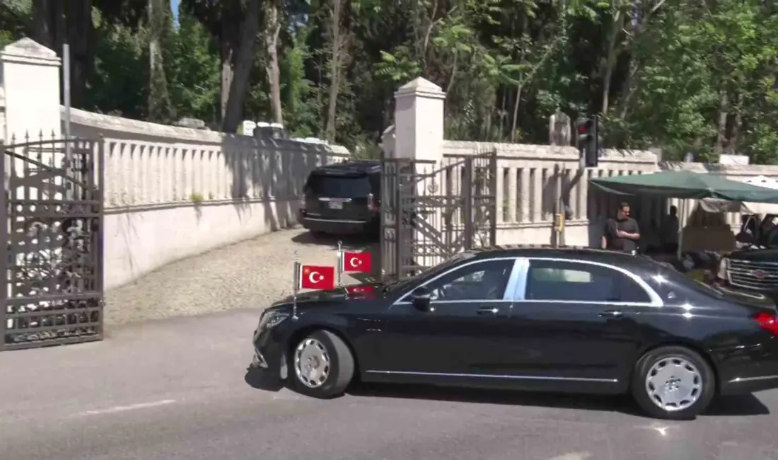Cumhurbaşkanı Recep Tayyip Erdoğan, anne ve babasının kabirlerini ziyarette bulundu.